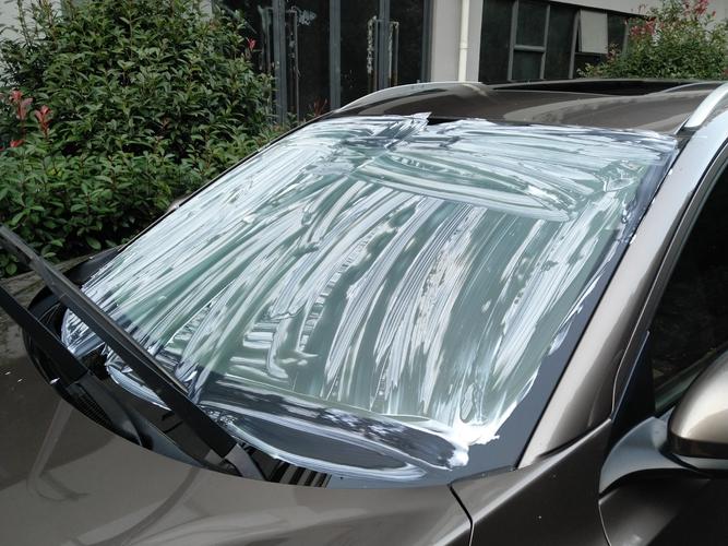 風擋的油膜只用洗潔精不能完全去除。
